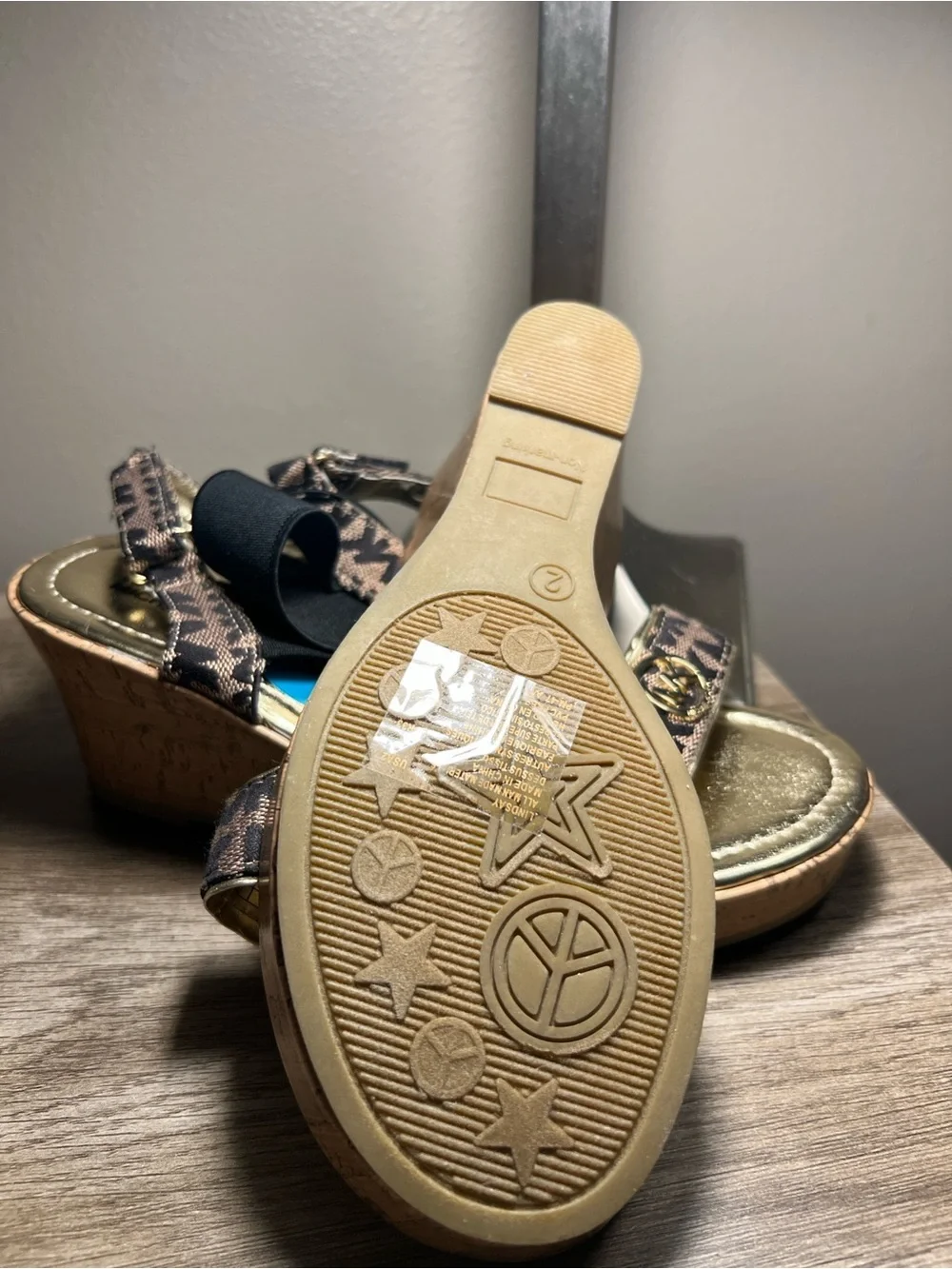 Michael Kors Girls Brown Logo Metallic Gold Sandals stock (17)
